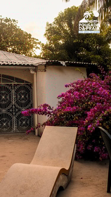 Área de lazer com piscina e espreguiçadeira