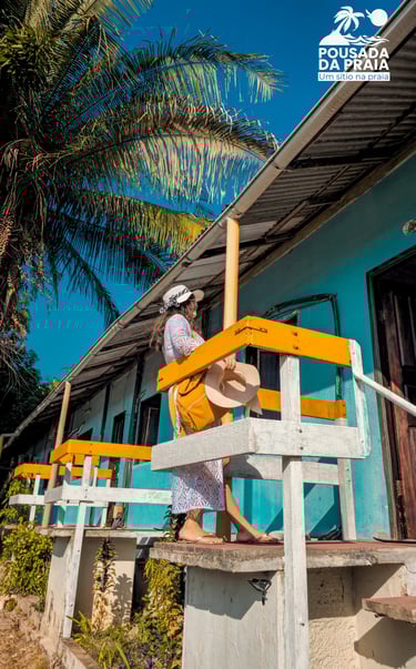 Espreguiçadeira com vista para o prédio e flores